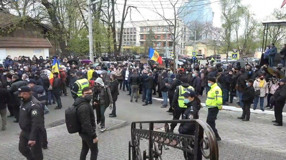 „Noi nu cedăm”, „Anticipate”. Protest masiv în fața Curții Constituționale